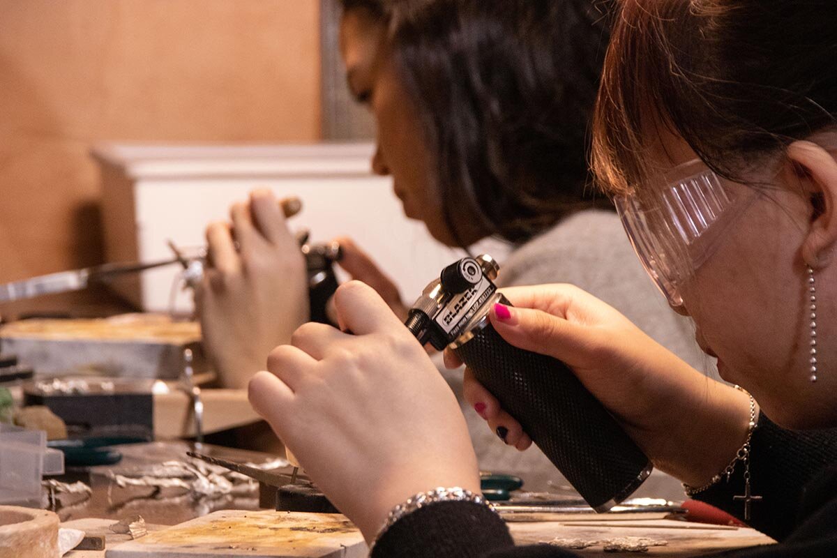 Inspirations shimmer sleek Trends in Personalized Gold and Silver Jewelry
