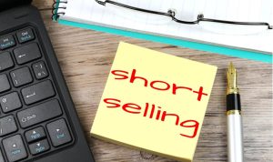 Selling Educational Courses in a Crowded Online Space