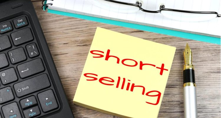 Selling Educational Courses in a Crowded Online Space
