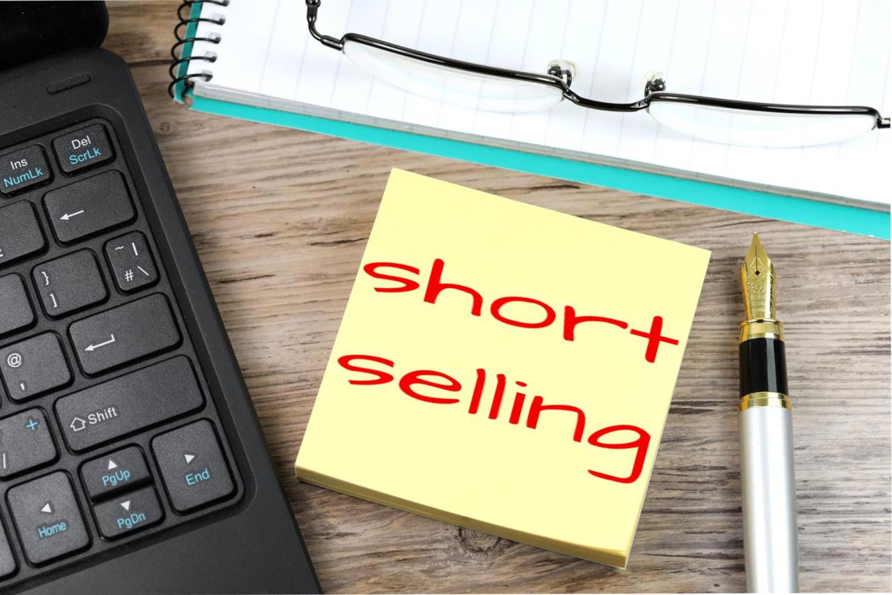 Selling Educational Courses in a Crowded Online Space